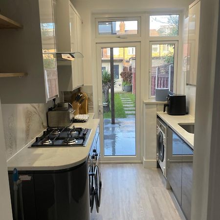 Modern Home With Driveway Parking For 2 Vehicles, Near Tottenham Hotspur Stadium, White Hart Lane Train Station London Eksteriør billede