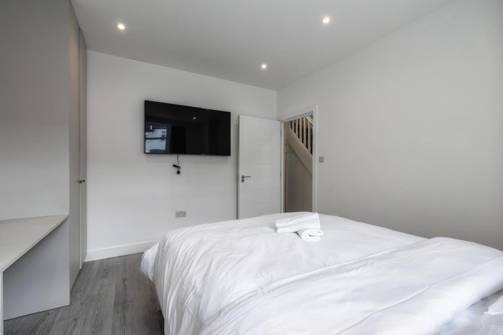 Modern Home With Driveway Parking For 2 Vehicles, Near Tottenham Hotspur Stadium, White Hart Lane Train Station London Eksteriør billede