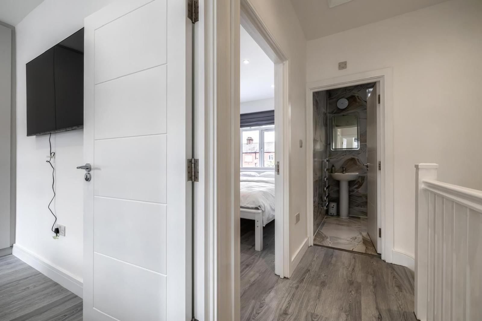 Modern Home With Driveway Parking For 2 Vehicles, Near Tottenham Hotspur Stadium, White Hart Lane Train Station London Eksteriør billede